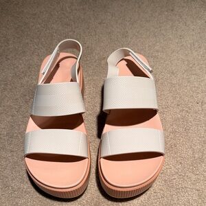 NWOT Women’s beige sandals